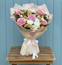 Букет цветов из:  Гвоздики, Орхидеи и Розы в Первомайке