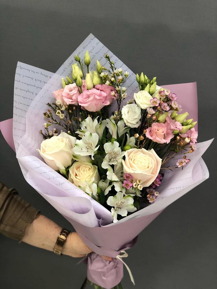 Букет цветов из: Альстромерии, Розы и Лизиантусы в Первомайке