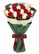 Букет Микс из красных и белых роз в Первомайке