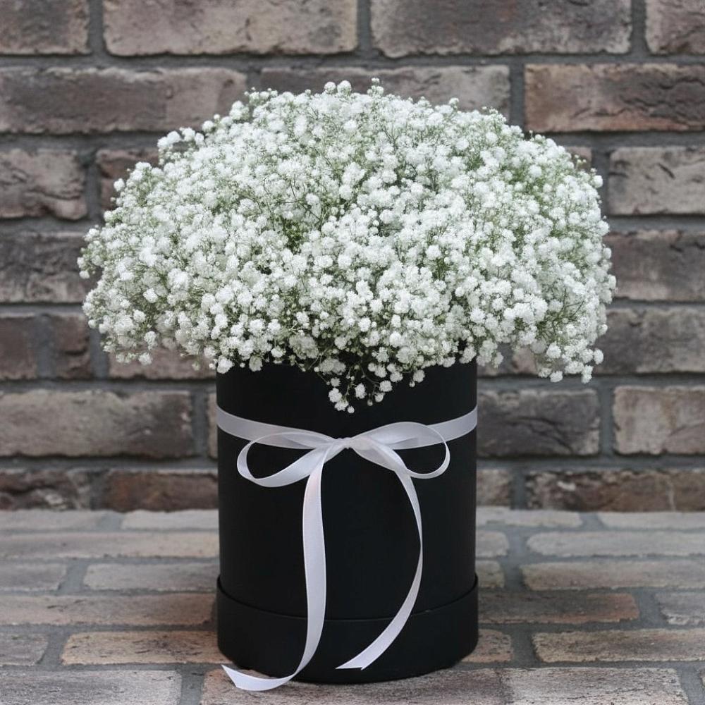 Цветочная композиция из Гипсофила в шляпной коробке в Первомайке