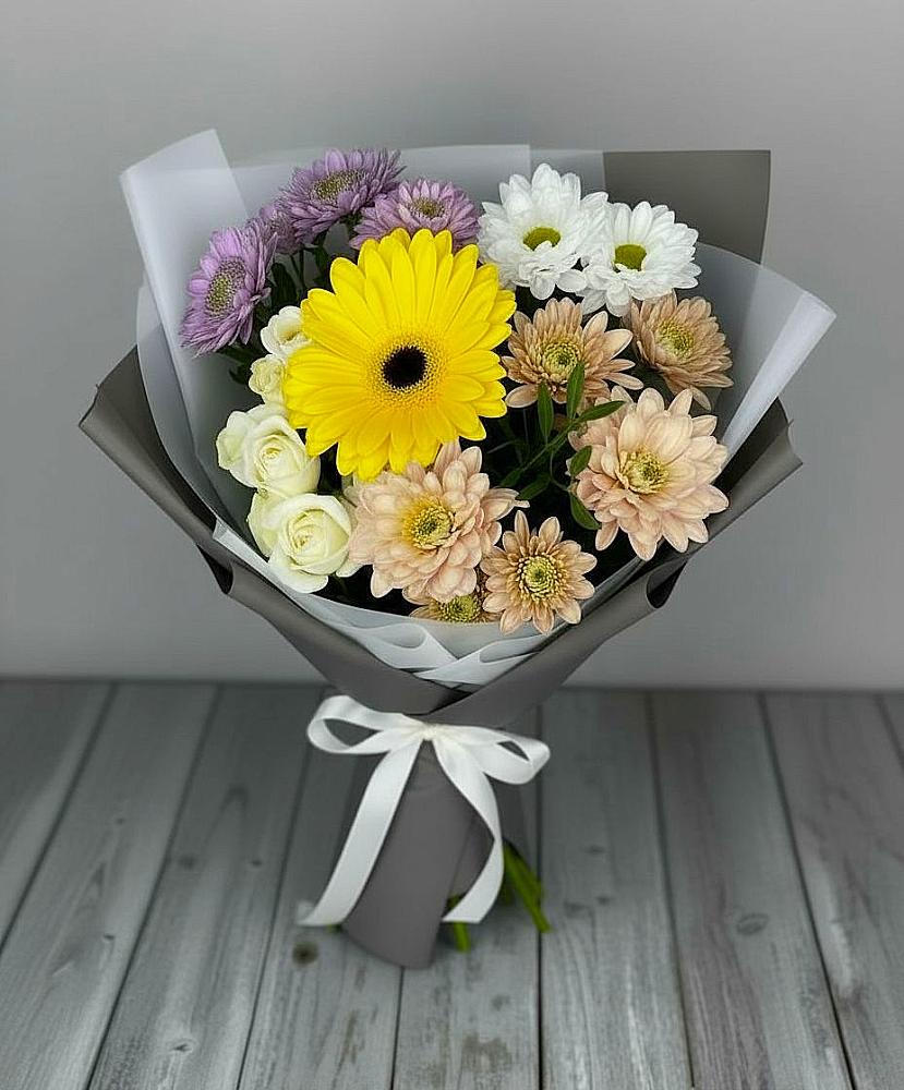 Букет цветов из: Розы, Герберы и Хризантемы в Первомайке