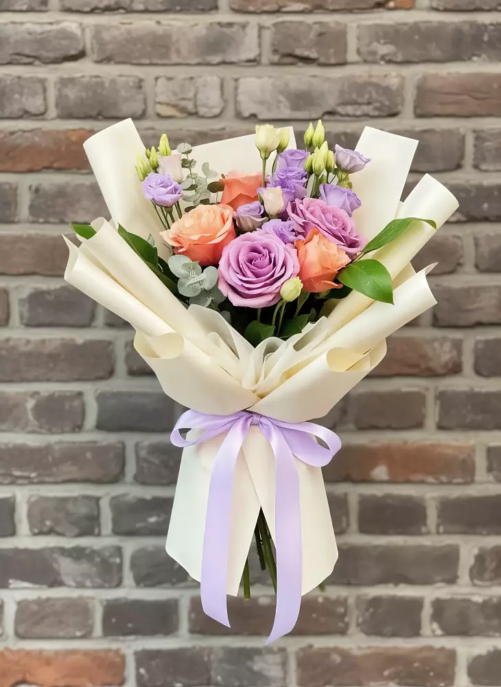 Букет цветов из: Лизиантусы и Розы в Первомайке