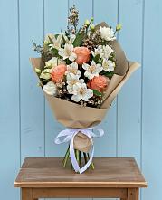 Букет цветов из:  Альстромерии, Лизиантусы, Розы и Хризантемы в Первомайке