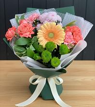 Букет цветов из:  Гвоздики, Розы, Герберы и Хризантемы #REPLACE_PRED# Первомайке