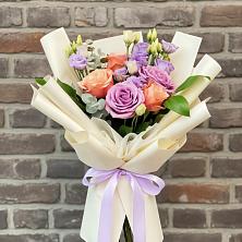 Букет цветов из:  Лизиантусы и Розы в Первомайке