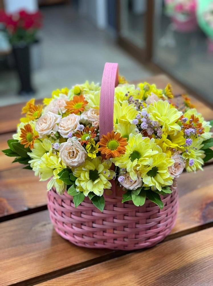 Цветочная композиция из Хризантемы и Розы в корзине в Первомайке