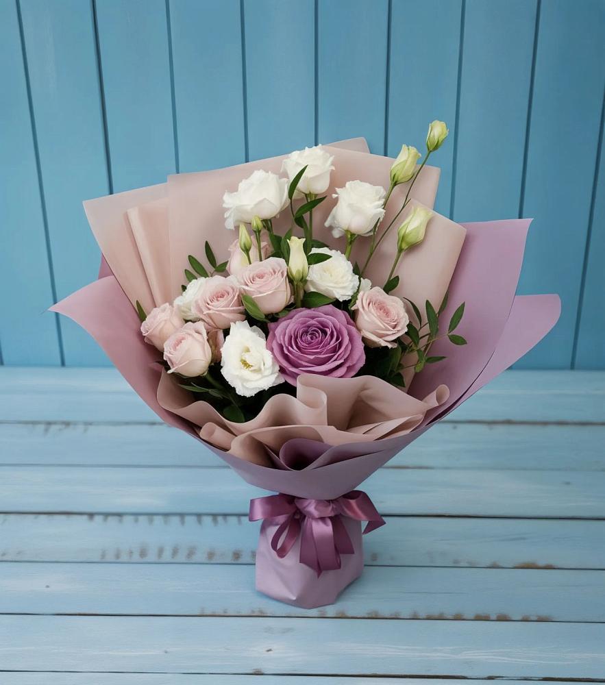 Букет цветов из: Розы и Лизиантусы в Первомайке